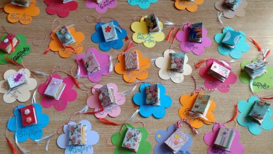 Mărțișoare din "Țara călătoriilor lui Gulliver" pentru cititoare, azi, la Biblioteca Județeană