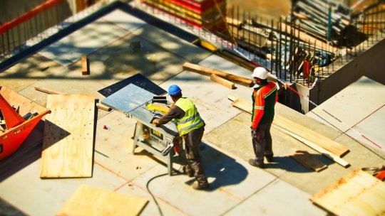 Dezvoltator imobiliar amendat și obligat să dărâme blocul construit ilegal