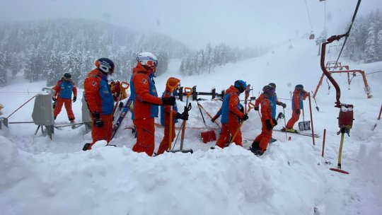 Zăpada de sub teleschiul Ruia a fost curățată astăzi la lopată