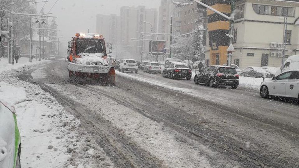 Noaptea trecută, 46 de utilaje de deszăpezire au acționat în municipiul Brașov