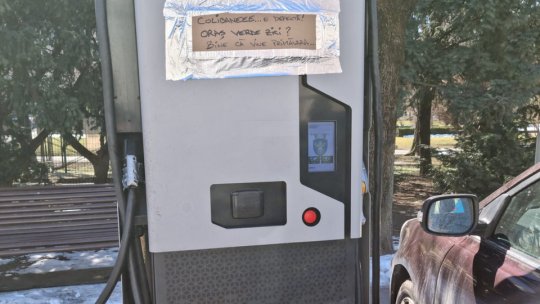 O stație de încărcare a mașinilor electrice de lângă Primărie, nefuncțională