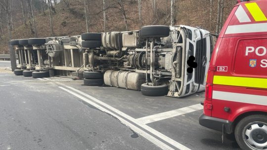 TIR răsturnat în zona Pădurea Bogății. Trafic blocat pe un sens