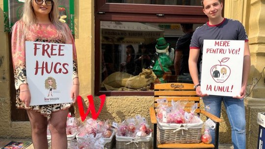 Îmbrățișări, mere și zile de lucru donate în sprijinul copiilor sărmani
