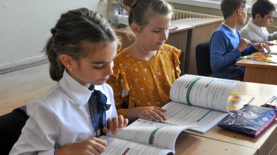 În România, multe fete decât băieți abandonează școala timpuriu
