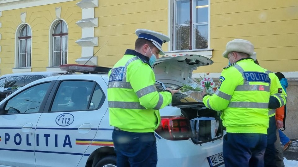 Șoferițele au fost "amendate" cu flori