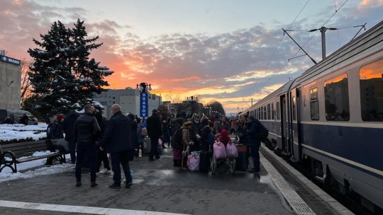 VIDEO. Sute de refugiați ucraineni așteptați în Gara Brașov cu mâncare și fructe