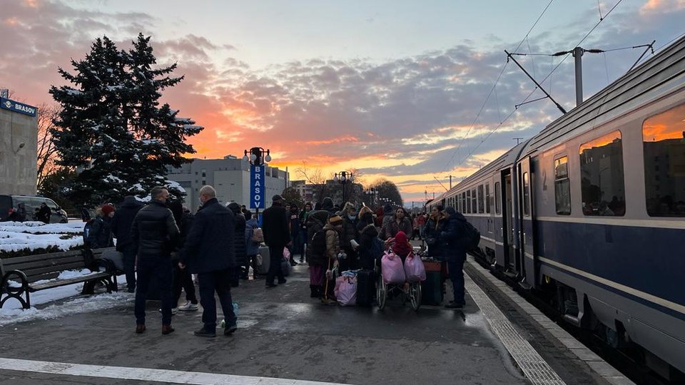 VIDEO. Sute de refugiați ucraineni așteptați în Gara Brașov cu mâncare și fructe