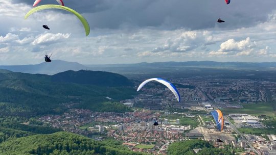 Parapantiști de talie mondială vor face spectacol pe cerul Brașovului