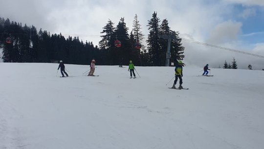 Instalațiile de transport pe cablu din Poiana Brașov funcționează, azi, la capacitate minimă