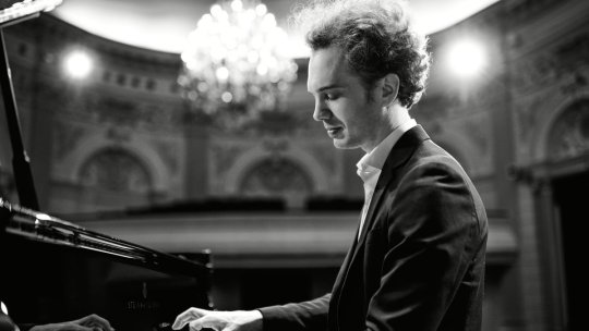 Pianistul Julien Libeer, în concert cu Filarmonica Brașov, joi (AUDIO)
