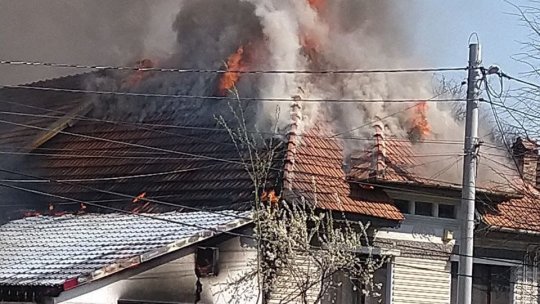 Casă din Săcele, în flăcări