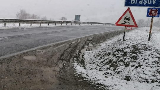 Se circulă în condiții de iarnă pe drumurile din centrul țării