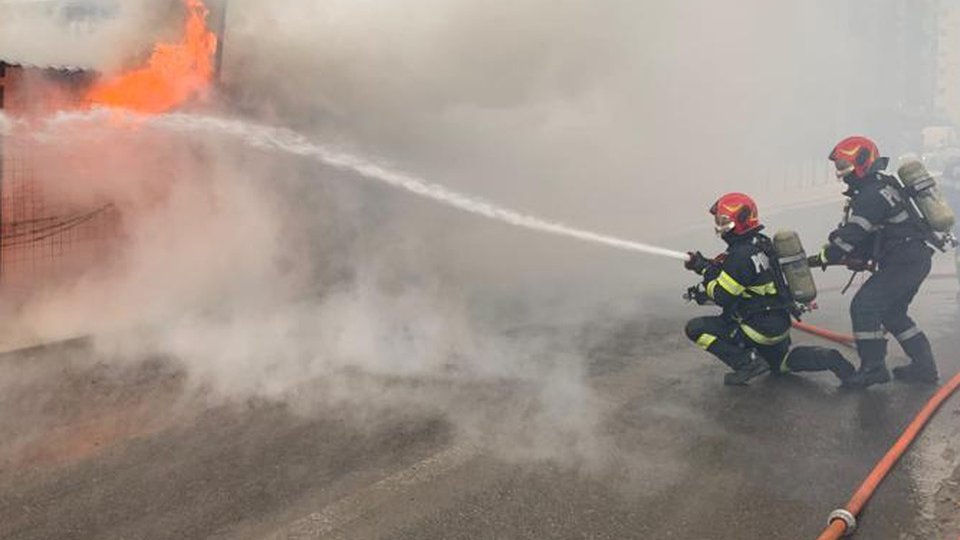Incendiu la o casă de pe strada Bisericii Române