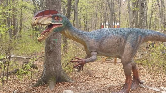 Vânătoare de ouă de dinozauri, la Dino Parc, în prima zi de Paște
