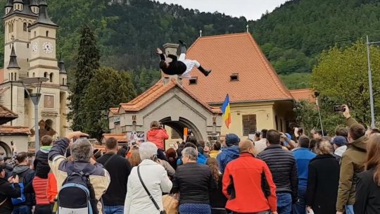 Aruncatu-n ţol, ritual de iniţiere al Junilor Tineri, vineri, în Piaţa Unirii