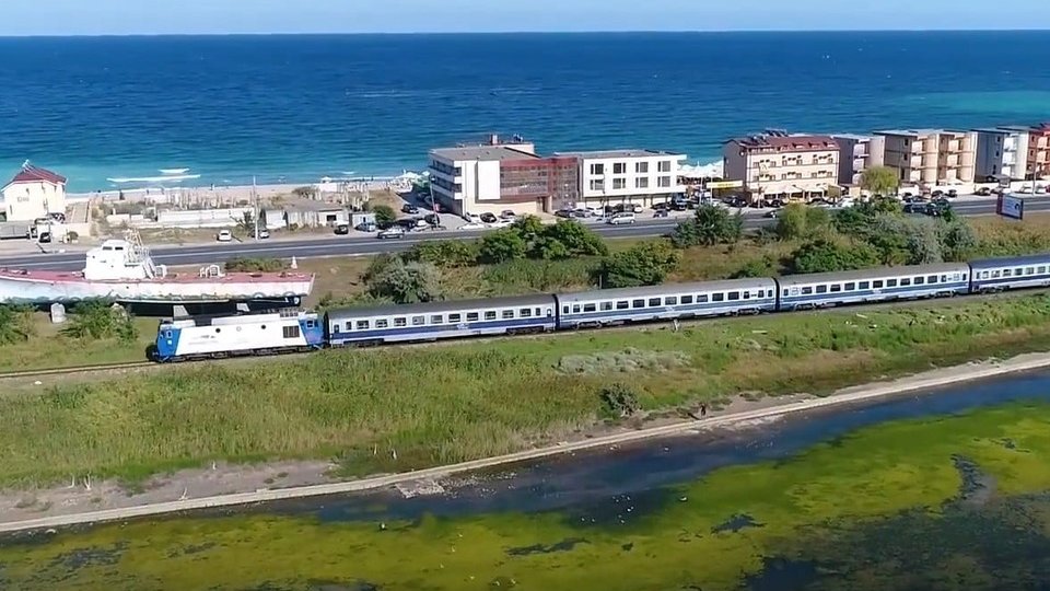 CFR Călători suplimentează cu vagoane toate trenurile care circulă în acest weekend spre Valea Prahovei şi litoral