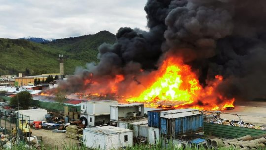 Șapte ore de foc, aseară, pentru pompierii brașoveni