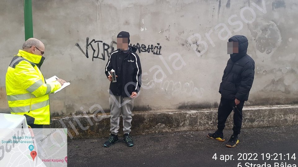 Adolescenți amendați pentru vandalism