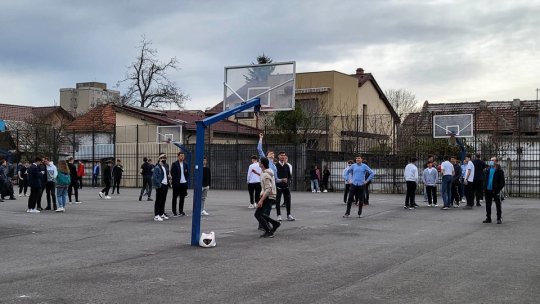 Nu bați mingea în curtea școlii, o bați pe maidan
