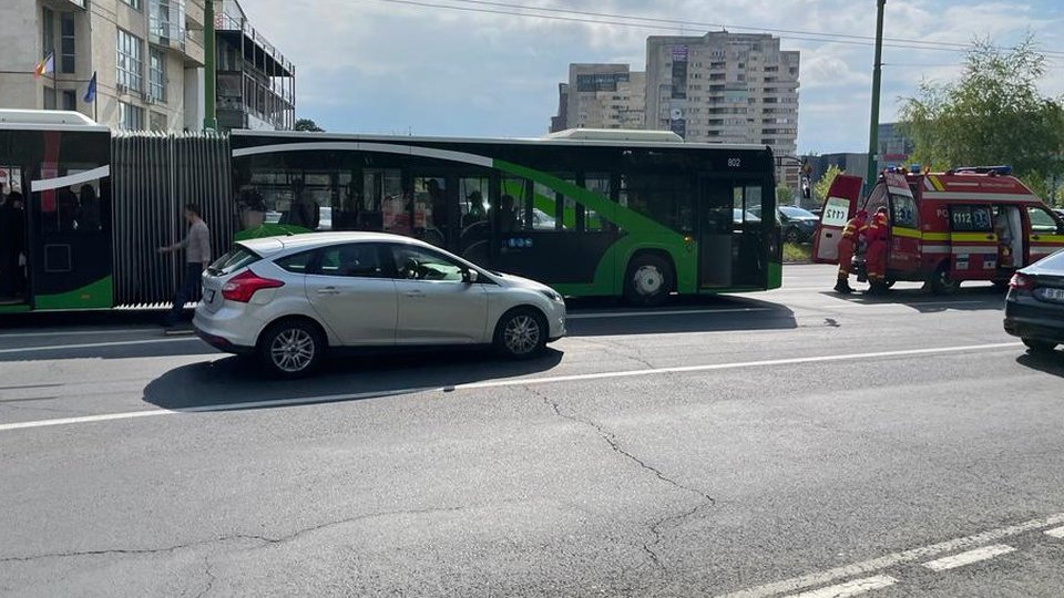 Femeie căzută într-un autobuz RATBV, în această dimineață