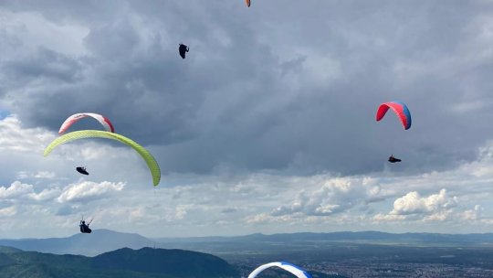 Parapantiști de talie mondială vor face spectacol pe cerul Brașovului
