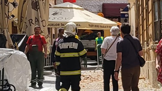 Cornișa unei clădiri din Centrul Istoric al Brașovului s-a prăbușit pe caldarâm