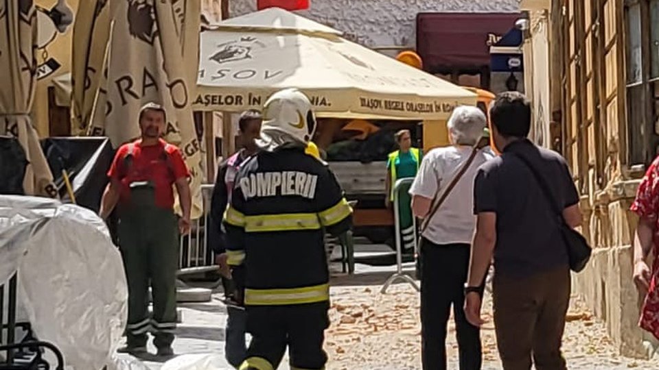 Cornișa unei clădiri din Centrul Istoric al Brașovului s-a prăbușit pe caldarâm