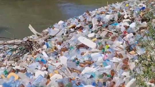 Amenzi pentru gunoaiele aruncate în apele din județ