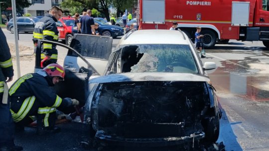 Un autoturism a luat foc, astăzi, pe str. 13 Decembrie