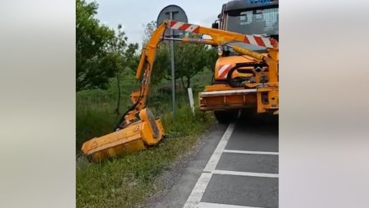 Se taie vegetația de pe marginea drumurilor din județ