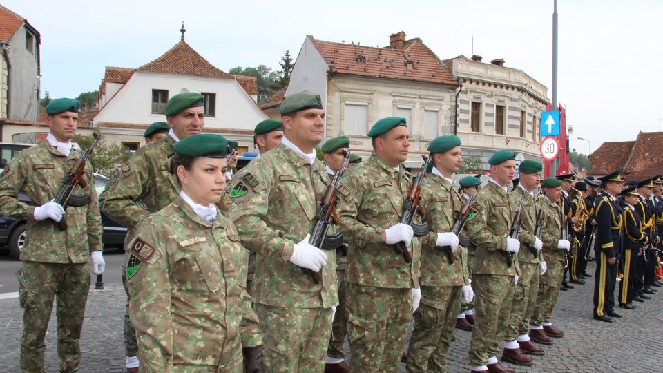 Brașovenii sunt invitați să participe la ceremoniile care vor avea loc joi, cu prilejul Zilei Eroilor