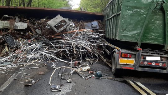 Tir cu fier vechi răsturnat pe carosabil în zona Pădurea Bogății