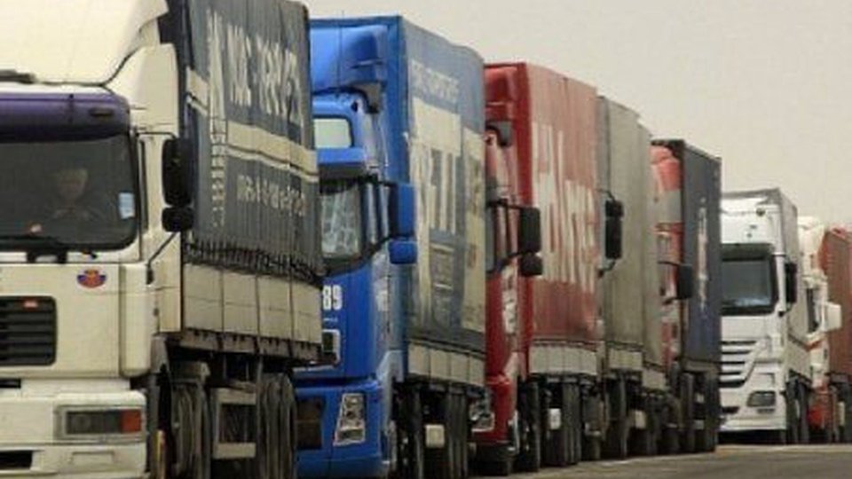 Proiect prin care transportatorii ar fi compensaţi pentru creşterea preţurilor la combustibil, în dezbatere publică