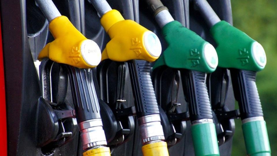Nu sunt şanse ca executivul să plafoneze preţurile la benzină şi motorină pentru populaţie