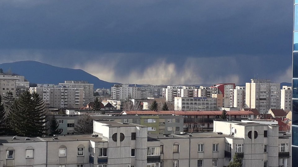 Brașovul este azi sub avertizare cod galben de ploi și vreme rea