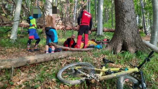 Ciclist accidentat grav, miercuri seara, pe o potecă de mountain bike
