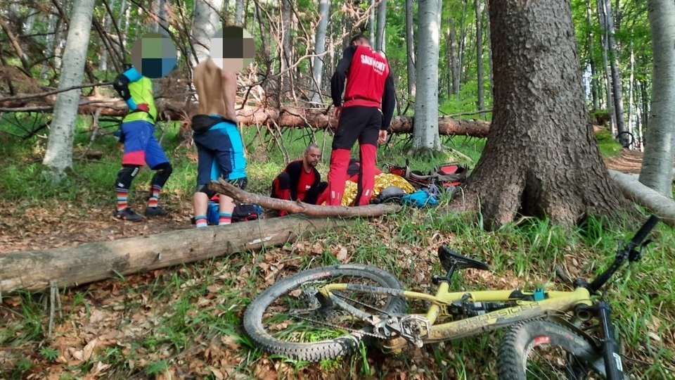 Ciclist accidentat grav, miercuri seara, pe o potecă de mountain bike