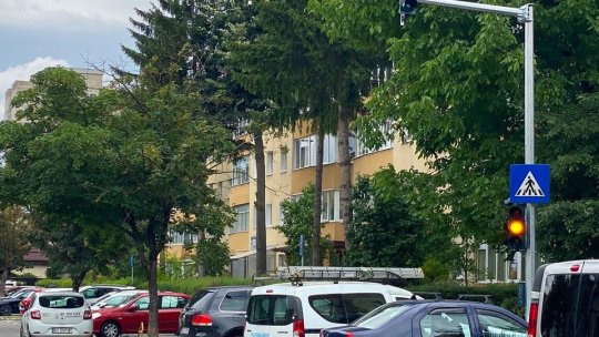 Semafor cu buton la trecerea de pietoni de pe strada Berzei cu strada Sitarului