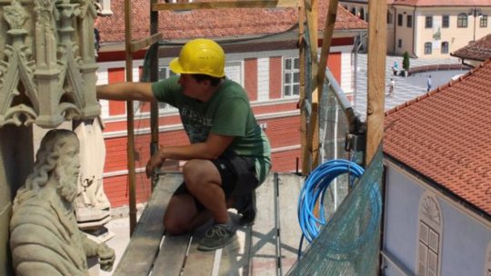 Statuile de pe fațada Bisericii Negre sunt reabilitate