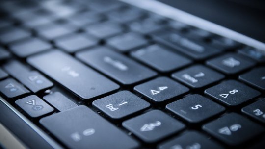 O singură firmă, din Brașov, interesată să livreze echipamente IT pentru profesorii și elevii din oraș