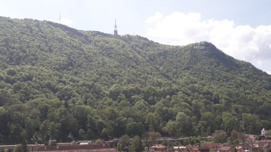 Două persoane au rămas blocate ieri seară sub stâncile de pe vârful Tâmpa