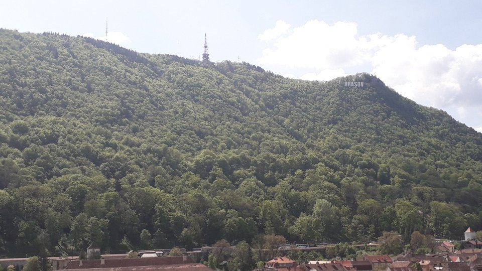 Două persoane au rămas blocate ieri seară sub stâncile de pe vârful Tâmpa