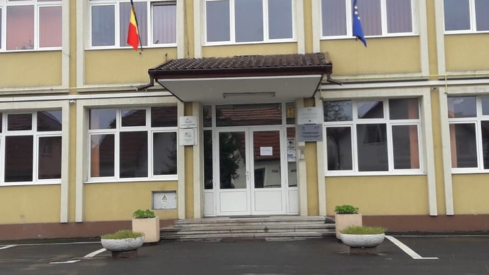 37 de candidați, înscriși pe 60 de locuri de directori