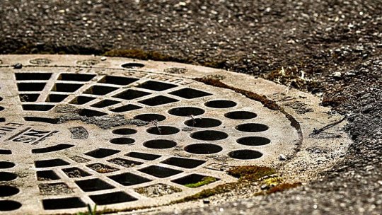 A căzut într-un canal de pe trotuar, cu un bebeluș în brațe