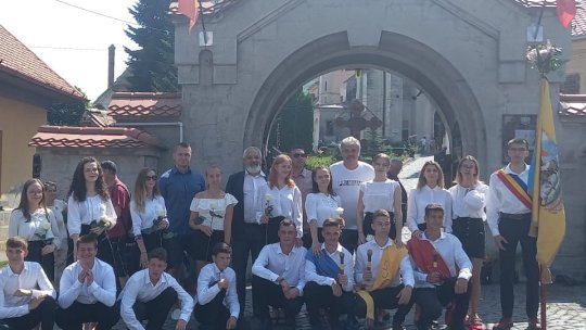 Junii Tineri le-au scos pe fete, din nou, la joc