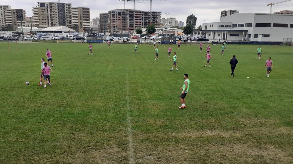 Jucătorii și tehnicienii de la FC Brașov își așteaptă banii