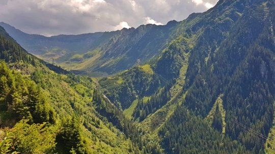 Recomandări pentru turiștii surprinși de furtună pe munte