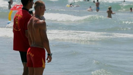 Salvamarii au arborat pe toate plajele de pe litoral steagul roşu