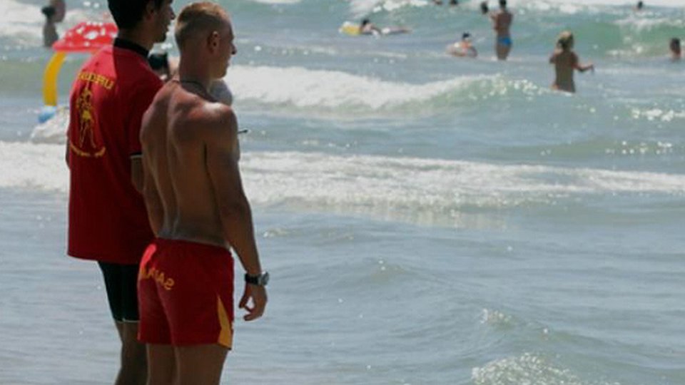 Salvamarii au arborat pe toate plajele de pe litoral steagul roşu