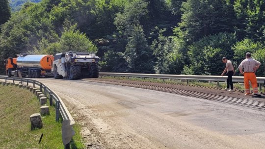 Au fost reluate lucrările de reabilitare pe DN73A, la intrarea în Poiana Mărului